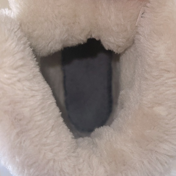 White & Cream Colored Winter Boots ⛄️🎿 - Picture 7 of 9